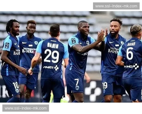 斯特拉斯堡两分钟闪电扳平巴黎，半场1-1悬念延续